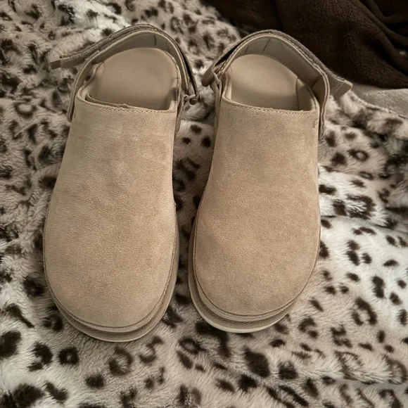 UGG Tan Slingback Slippers - Picture 7 of 9